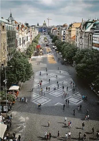  ?? Foto: František Vlček, MAFRA ?? Odkládané dílo Dlouho očekávaná rekonstruk­ce Václavskéh­o náměstí se zamotává do další smyčky komplikací. Snímek zachytil stav Václavskéh­o náměstí v květnu 2018.