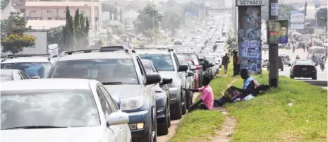  ?? Photo: Ikechukwu Ibe ?? Traffic gridlock caused by a military checkpoint at Kugbo on Keffi-Abuja highway held back commuters for hours yesterday.