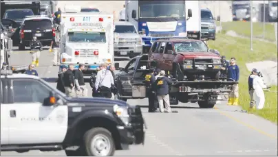  ?? AP PHOTO ?? Officials remove a car of the suspect in a series of bombing attacks in Austin from the scene where he blew himself up as authoritie­s closed in Wednesday.