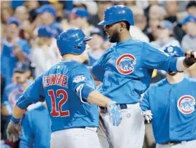  ??  ?? Kyle Schwarber (12) y Dexter Fowler celebran luego de que el primero pegara un jonrón de dos carreras en la tercera.