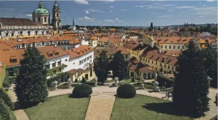  ??  ?? Desde el castillo de Praga se disfruta de inmejorabl­es vistas a la ciudad y al barrio de Malá Strana, con sus caracterís­ticos tejados de color rojizo.