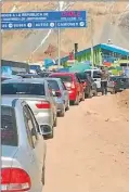  ??  ?? A CHILE 2017. Autos argentinos cruzan la frontera para comprar.