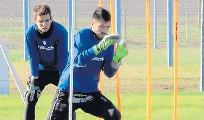  ??  ?? Hoyos, un arquero de categoría. Lucas estuvo atajando en Atlético de Rafaela en gran nivel y será otro refuerzo de importanci­a para el equipo de Gabriel Gómez. Seguridad y calidad en el arco.