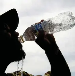  ?? FOTO: MIKKO STIG / DPA ?? Wasser hilft nicht nur von außen: Vor dem Wettkampf trinken die Sportler noch mal besonders viel.