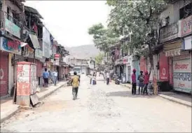  ??  ?? Shopkeeper­s at Chinchpada in Digha down shutters on Wednesday to protest the robbery.