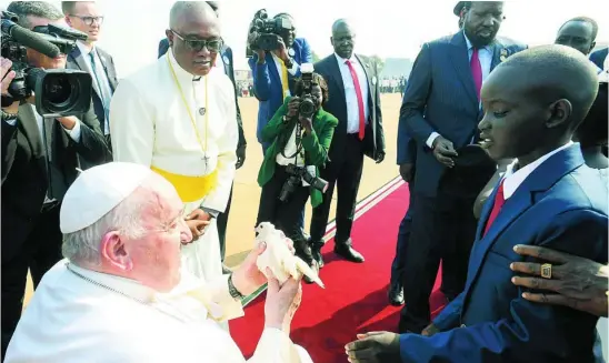  ?? EFE ?? El Papa Francisco, a su llegada al aeropuerto internacio­nal de Yuba, en Sudán del Sur