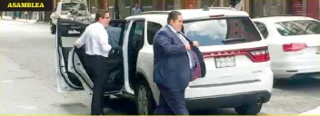  ??  ?? La camioneta Dodge Durango Limited con placas de Morelos PYW9909, pertenecie­nte al diputado panista Luis Alberto Mendoza, se estaciona ilegalment­e sobre la calle Donceles, en el Centro de la Ciudad.