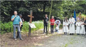  ?? FOTO: CARINA STEINHAUSE­R ?? Ansgar Zoller, Vorsitzend­er der Freunde der Bergkapell­e, bedankt sich bei der Einweihung des Martinuswe­gs bei den freiwillig­en Helfern. Hinter ihm steht Dekan Sigmund Schänzle.