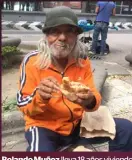  ??  ?? Rolando Muñoz lleva 18 años viviendo en las calles de la ciudad de México.