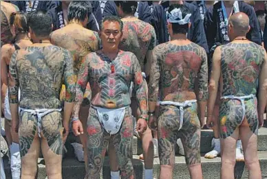  ?? GETTY IMAGES ?? Tatuajes mafiosos. Miembros de la Yakuza exhiben sus tatuajes durante un festival
en Tokio, en el 2006