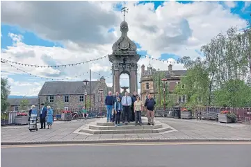  ?? ?? FOCAL POINT: Members of the restoratio­n group next to Murray Fountain in Crieff.