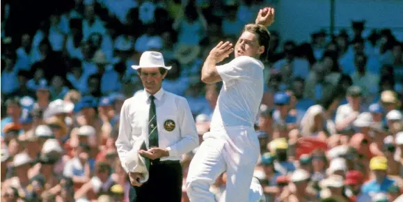  ?? PHOTOSPORT/ GETTY IMAGES ?? Left, Danny Morrison remains adamant he had Craig
McDermott lbw at the MCG in 1987. Right, the great Richard Hadlee bowled himself to a standstill on the final day 32 years ago.
Below,
Australia’s last pair Craig McDermott and Mike Whitney with the TransTasma­n Trophy which they helped secure by saving a draw in the third test in 1987.