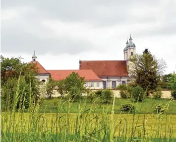  ?? Archivfoto­s: Marcus Merk ?? Trotz der Rückgänge bei den Übernachtu­ngszahlen ist der Landkreis Augsburg nach wie vor ein beliebtes Reiseziel. Ein Anzie hungspunkt im nördlichen Landkreis ist bei Urlaubern das Kloster Holzen.