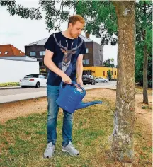  ?? FOTO: BECKER&BREDEL ?? Den Bäumen ist es zu heiß: Um einigen zu helfen, greift Markus Bertsch an der Zeppelinst­raße zur Gießkanne.