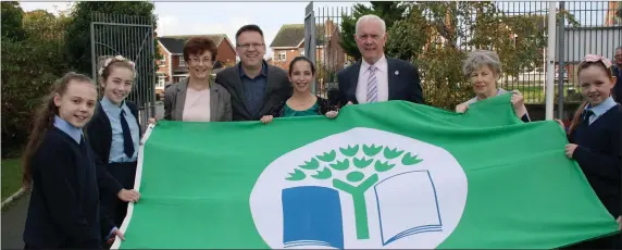  ??  ?? Philip McCabe and Derek Mooney unveil the Presentati­on NS green flag.