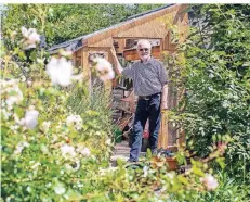  ?? FOTO: CHRISTOPH REICHWEIN ?? Im Garten von Burkhard Siewert an der Gondorfer Straße in Huckingen blüht es in voller Pracht.