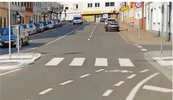  ?? FOTO: ADFC SAAR ?? Radfahrer in der Landeshaup­tstadt haben unter mehr zu leiden, als nur unter zu schmalen Radwegen, erklärt der ADFC. Manche Wege, wie hier in der Burbacher Straße in Saarbrücke­n, enden im Nichts.