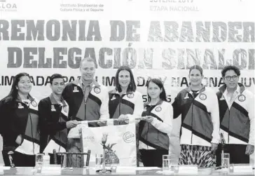  ?? FOTOS: RICARDO NEVÁREZ ?? > Momento del abanderami­ento de la delegación de Sinaloa.