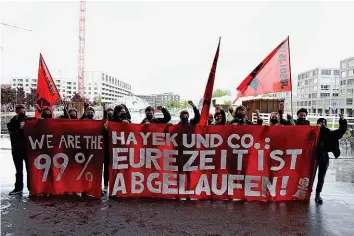  ?? JUSO ?? «Hayek und Co.: Eure Zeit ist abgelaufen!»: Die Juso protestier­ten gestern in Biel.