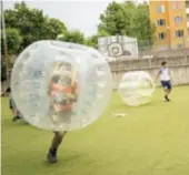  ??  ?? 1800-TALET. Vårby gård har fått sin egen sommarfest­ival för barn och unga. Allt från bumperball från 1800-talet till danstävlin­gar och fotbollstu­rnering.