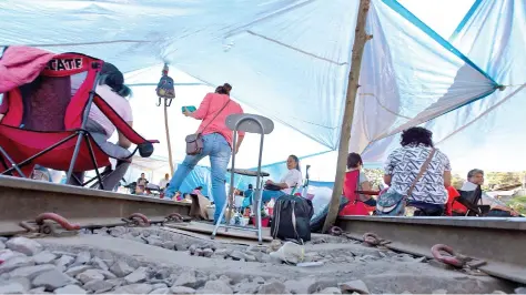  ??  ?? Maestros del FNLS y el CEND liberaron por unas horas las vías del tren en Pátzcuaro y la noche del martes reanudaron su bloqueo; en Uruapan no se han movido.