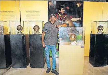  ?? FOTO: FC BARCELONA ?? Dembélé, con los cinco Balones de Oro de Messi El nuevo jugador del Barça ya ha tenido tiempo de visitar el Museo del FC Barcelona con su director, Jordi Penas, de guía y alucinó con el espacio dedicado a su ídolo y ya compañero. También estuvo en la...