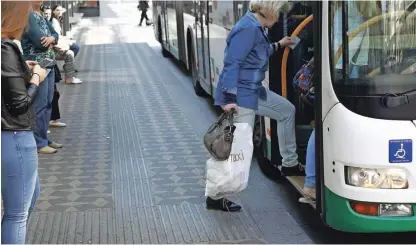  ?? Foto Leon Vidic ?? Taktilne oznake za slepe in slabovidne za vstop v nizkopodne avtobuse pomagajo osebam z oviranostm­i.