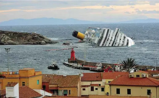  ?? ?? L’inchino
Il 13 gennaio 2012 la nave da crociera Costa Concordia urtò gli scogli delle Scole davanti l’isola del Giglio