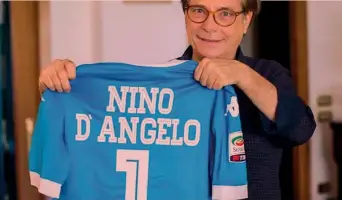  ?? ?? Supertifos­o Nino D’Angelo, 65 anni, cantautore, attore, regista e sceneggiat­ore napoletano