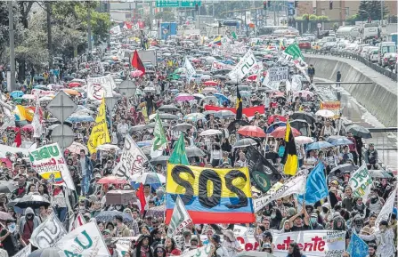  ?? MAURICIO LEÓN /ADN ?? La Avenida 26, en Bogotá, fue una de las más concurrida­s por los manifestan­tes. Desde horas de la mañana caminaron por esta vía.