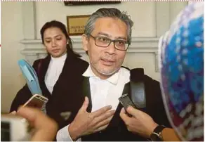  ?? PIC BY ROSDAN WAHID ?? Lawyer Datuk M. Reza Hassan at the Kuala Lumpur Court Complex yesterday.