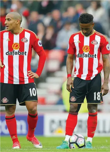  ?? Richard Sellers / Pa via the associated PRESS ?? Dejected Sunderland players Wahbi Khazri, left, and Jermain Defoe can’t bear to look after another losing match in 2017.