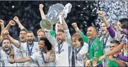  ??  ?? EL PRIMERO. Ramos y Marcelo levantan el trofeo de la Liga 33.