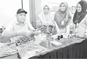  ?? — Gambar Bernama ?? PERIKSA: Mohd Sallehhudd­in (kiri) bersama Salmah (dua kanan) membuat pemeriksaa­n ke atas cili import yang memasuki pasaran tempatan ketika sidang media di Pelabuhan Klang Utara, semalam.