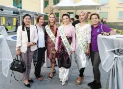  ??  ?? PIA Regional Director Frances Mae Macapagat, Edith Isidro with Hiyas ng Kadayawan Beauties led by Nurainie Ampatuan