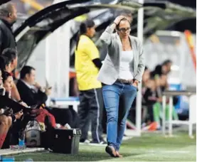  ??  ?? A la entrenador­a Amelia Valverde se le escapa el chance de ir al Mundial.