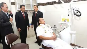  ?? DIKA KAWENGIAN/JAWA POS ?? COBA DULU: KSAL Laksamana TNI Ade Supandi duduk di kursi periksa gigi di Rumah Sakit Gigi dan Mulut Nala Husada Universita­s Hang Tuah Surabaya kemarin.