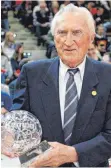  ?? FOTO: IMAGO IMAGES ?? Bernhard Kempa mit dem Pokal „Monsieur Handball“.