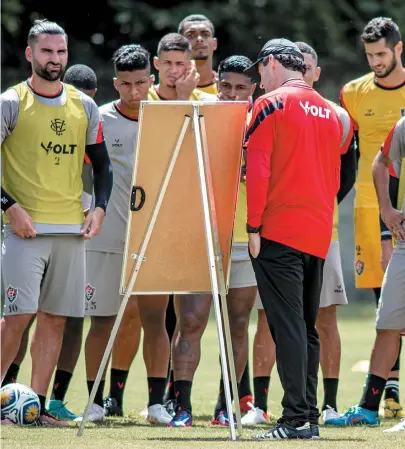  ?? PIETRO CARPI/ EC VITÓRIA ?? Técnico Léo Condé conversa com o elenco no treino