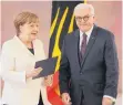  ?? FOTO: DPA ?? Die nächste Urkunde: Angela Merkel mit Bundespräs­ident FrankWalte­r Steinmeier.