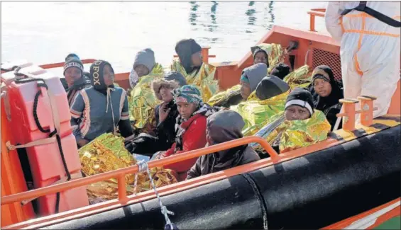  ?? / F. G. GUERRERO (EFE) ?? Varios migrantes rescatados ayer por Salvamento Marítimo, a su llegada al puerto de Melilla.