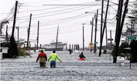  ??  ?? Valanga d’acqua. Gli effetti dell’uragano Sandy a Philadelph­ia nel 2012.