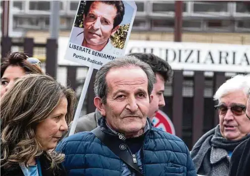  ?? Foto: dpa ?? Beniamino Zuncheddu vor dem Berufungsg­ericht in Rom, wo er auf das Urteil der Revision des Prozesses wartet.