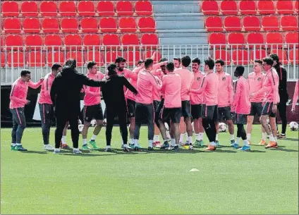  ?? FOTO: EFE ?? El Atlético de Madrid, en el entrenamie­nto de ayer en el Cerro del Espino de Majadahond­a, con gran ambiente