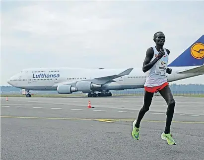  ?? Dean Mouhtaropo­ulos / Getty ?? Philemon Kacheran durant la marató de l’aeroport d’Enschede, l’any 2021