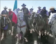  ??  ?? El alcaldE Sevastián Pineda llevando la Bandera a su municipio