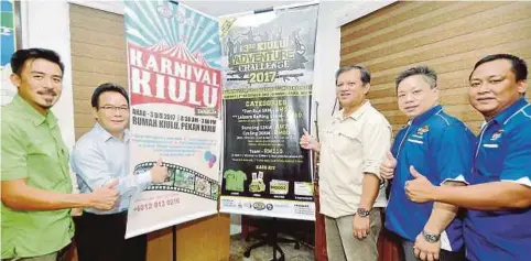  ??  ?? JONISTON (tiga dari kanan) bersama pelaksana cabaran Kiulu 2017 selepas sidang media Pengembara­an Kiulu kali ketiga di Lembaga Pelanconga­n Sabah, Jalan Gaya, Kota Kinabalu.