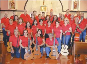  ??  ?? Fraternida­d. 40 años de orar cantando cumplió el Coro de Santa Anita; desde 1979 ameniza las misas en el templo de uno de los barrios más antiguos de la ciudad.