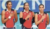  ??  ?? Marte hace reverencia al himno nacional junto a las centrales y Mariane Fersola y Annerys Vargas Valdez. “Uno tiene que saber que la del atleta es una carrera bien corta” “No me gusta estudiar para colgar títulos. Yo he estudiado varios idiomas y es...