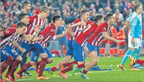 ??  ?? EMOCIÓN. Giménez, Lucas, Torres, Kranevitte­r, Gabi, Saúl y Koke corren a celebrar el pase del Atlético ante el PSV por penaltis en 2016.